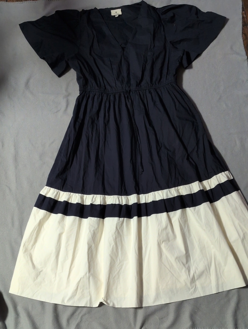 Tuckernuck Navy and Cream V-Neck Midi Dress with Puff Sleeves - Picture 6 of 12